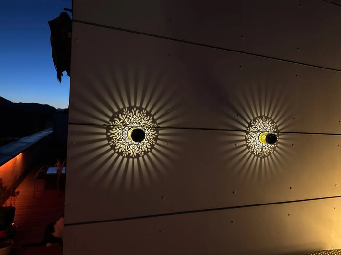 Deux lampes mandala sur un bardage de balcon, au crépuscule