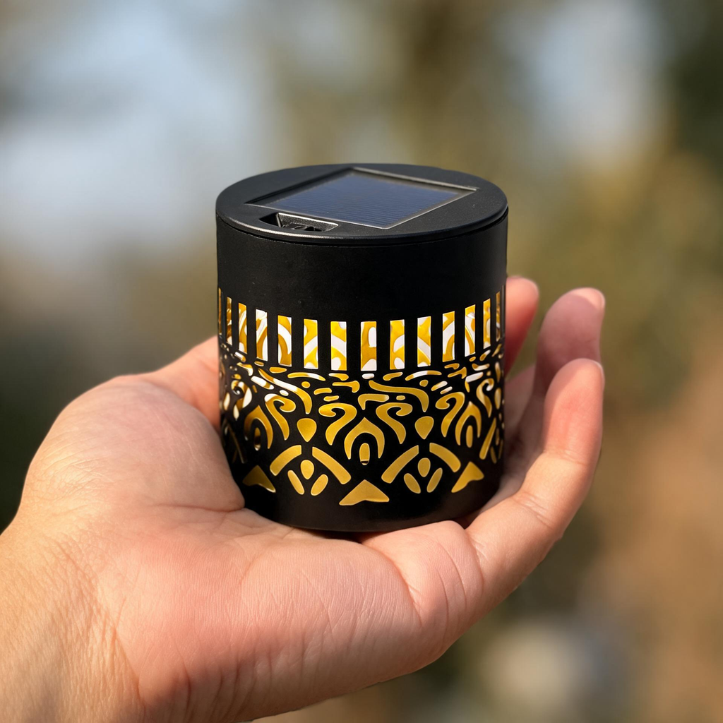 Lampe compacte tenue dans une main, format paume (~8,5 cm)