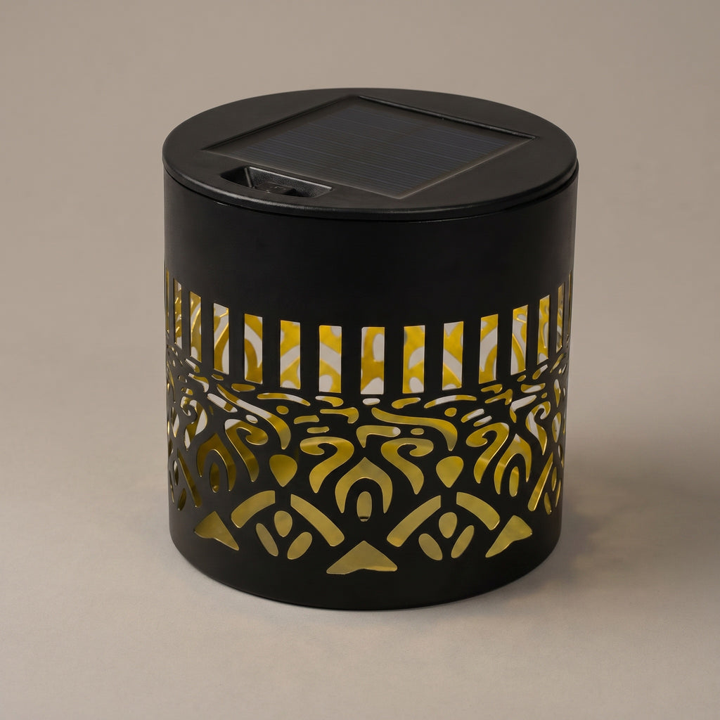 Lampe solaire mandala en métal noir mat, packshot sur fond clair